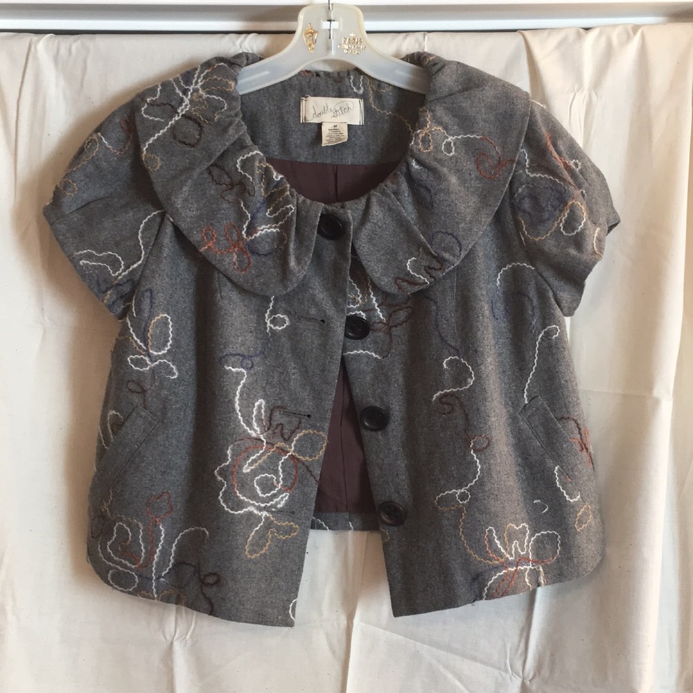 Short Sleeve Jacket w/ embroidery style fabric.